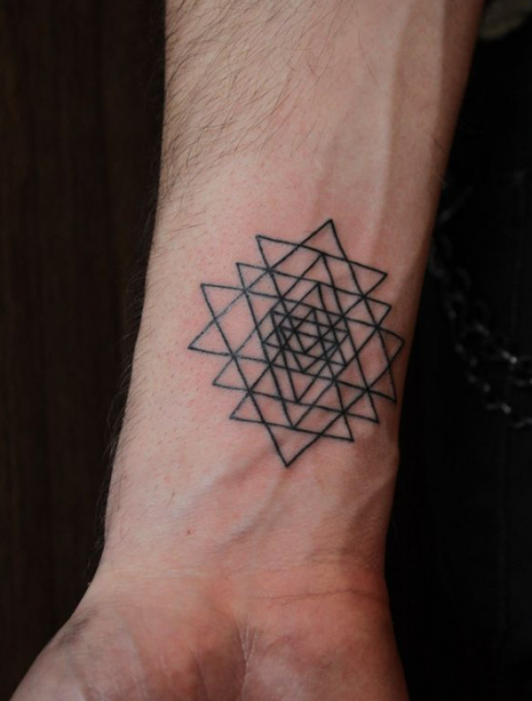 Simbol simetris di bagian dalam pergelangan tangan